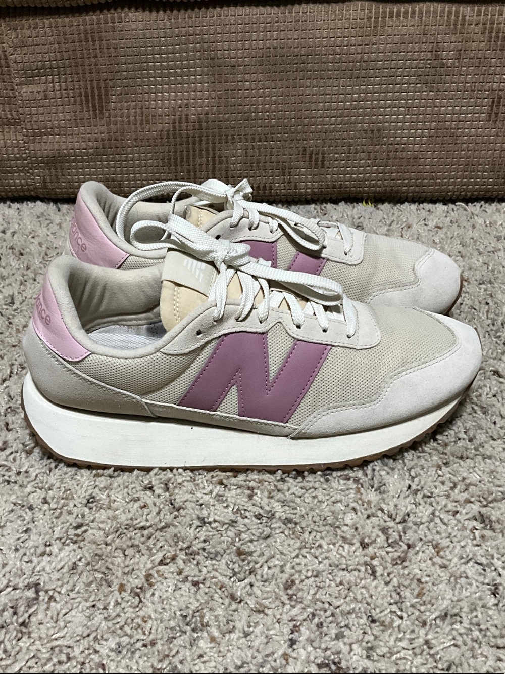 New Balance Women's Cream Sneakers with Pink unisex Women’s size 10.5 / men’s 9